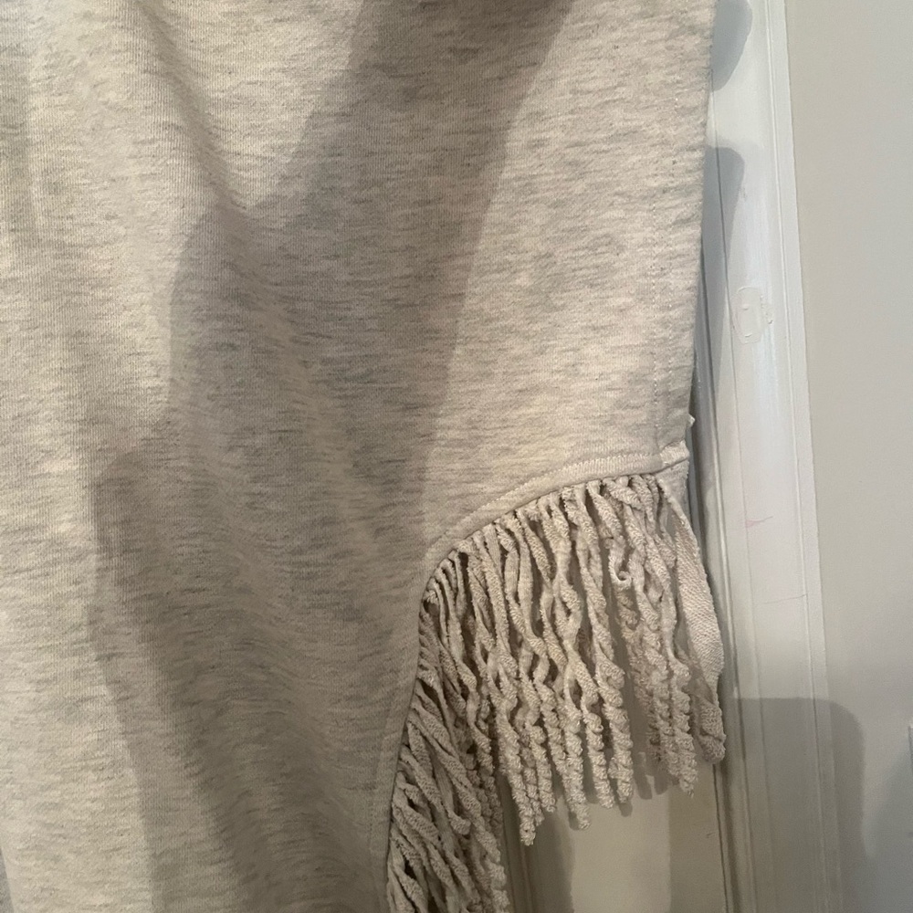 Anthropologie TP Gray‎ Floral Embroidered Poncho Cottagecore Floral Fringe - Picture 5 of 7